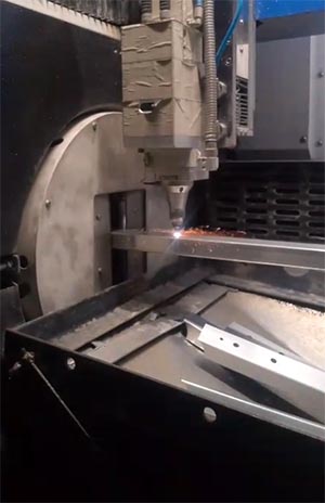 proses laser cutting pipa dan hollow stainless steel menggunakan mesin laser fiber presisi tinggi